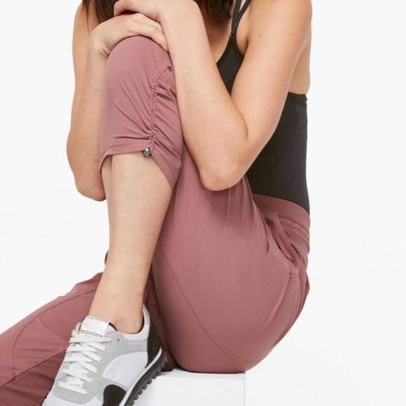 EUC Lululemon Dance Studio Crop *25" Red Dust Size 2 - Picture 3 of 13